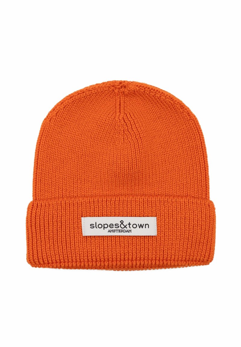 Berretto in maglia arancione con risvolto, dotato di un'etichetta bianca con la scritta "slopes&town AMSTERDAM". Tessuto testurizzato con motivo a coste.