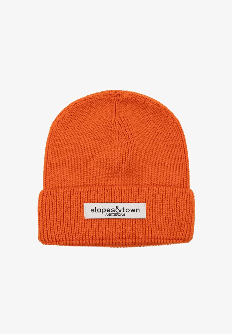 Berretto in maglia arancione con risvolto, dotato di un'etichetta bianca con la scritta "slopes&town AMSTERDAM". Tessuto testurizzato con motivo a coste.