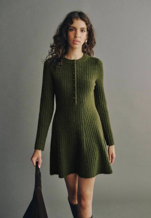 Next, REGULAR FIT - RIBBED KNIT HENLEY MINI DRESS - Strikkjoler - khaki green