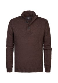 Suéter de punto marrón con un alto cuello, cierre en el cuello con dos botones, dobladillo acanalado y mangas largas. Textura suave con un patrón sutil.