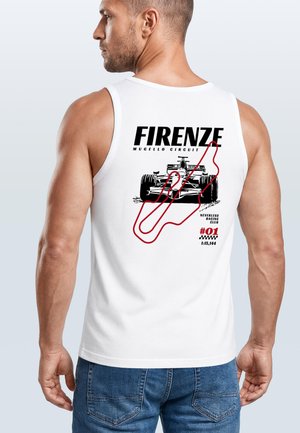 Mann trägt weißes ärmelloses Shirt mit schwarzem Rennwagen und rotem Mugello-Streckendesign mit der Aufschrift „Firenze“ auf dem Rücken.