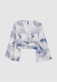 Blouse courte à manches longues avec col en V et motif tie-dye bleu, blanc et rose sur fond uni.