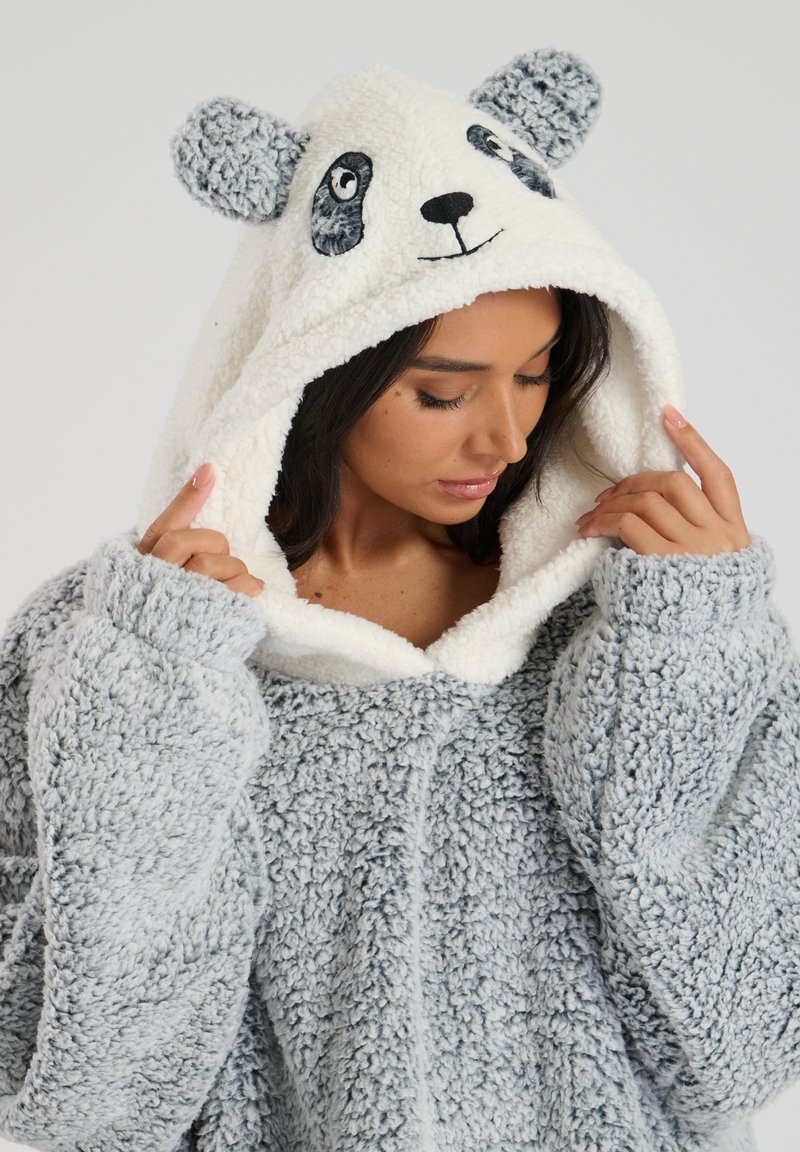 Sudadera de forro polar con diseño de panda en colores blanco y gris, material texturizado y mangas grandes y cómodas con un bolsillo frontal.