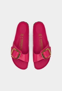 Ζευγάρι ροζ σαγιονάρες Birkenstock με μεγάλα χρυσά αγκράφες, μέγεθος 38, τοποθετημένες σε λευκό φόντο.