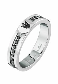 Anello in argento con accenti di pietre nere e un emblema centrale. Presenta una fascia liscia e un marchio inciso all'interno.