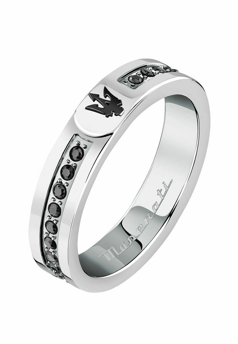 Anello in argento con accenti di pietre nere e un emblema centrale. Presenta una fascia liscia e un marchio inciso all'interno.