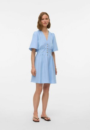 Robe bleu clair avec des manches courtes en forme de cloche, un décolleté en V et une taille ajustée. Présente des boutons sur le devant et une jupe évasée.