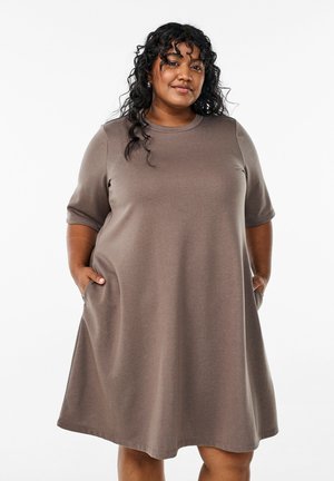 Robe courte marron à manches courtes en tissu doux, dotée d'un col rond, de poches latérales et d'une silhouette en A. Texture lisse avec un minimum de détails.