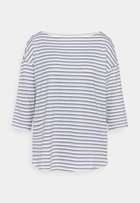 Randig topp med vid halsringning, 3/4 ärmar och avslappnad passform. Har växlande vita och marinblå horisontella ränder. Mjuk tygtextur.