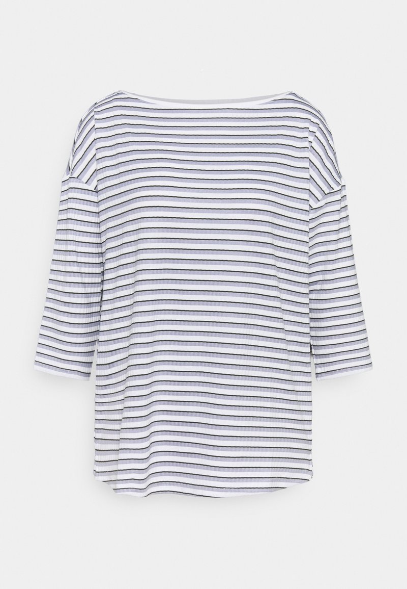 Randig topp med vid halsringning, 3/4 ärmar och avslappnad passform. Har växlande vita och marinblå horisontella ränder. Mjuk tygtextur.