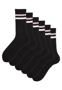 Calcetines de algodón negros de manga corta, con un diseño acanalado que presenta un cuerpo negro sólido, rayas blancas y detalles del logotipo rojo en la banda superior. Paquete de seis.