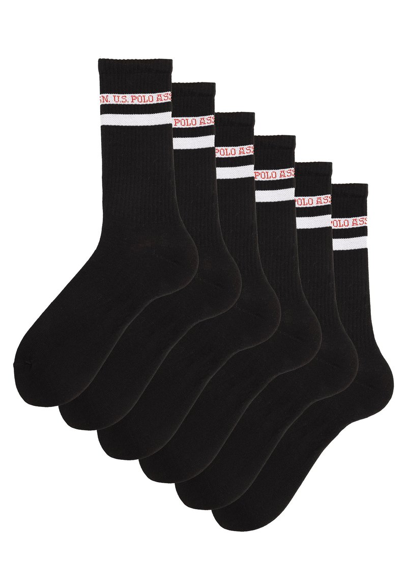 Calcetines de algodón negros de manga corta, con un diseño acanalado que presenta un cuerpo negro sólido, rayas blancas y detalles del logotipo rojo en la banda superior. Paquete de seis.
