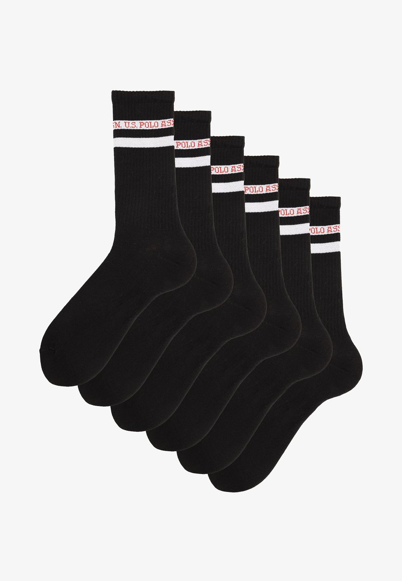 Schwarze Baumwollcrew-Socken, geripptes Design mit solidem schwarzen Körper, weißen Streifen und roten Logo-Details am Bündchen oben. Sechserpack.