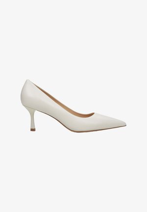Witte leren high-heeled pump met een puntige neus, slanke stilettohak en een gladde textuur. De zool heeft een kleine bruine accent op de hak.