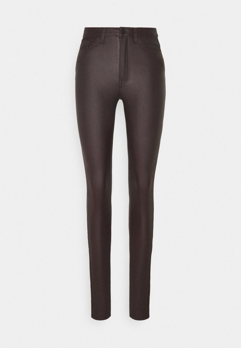 Pantalon slim marron foncé avec fermeture frontale par bouton et zip, passants pour ceinture et poches avant sur un fond blanc uni.