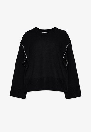 Must mustriga, millel on vaba lõige, ümmargune kaelus ja soonikkoes äär. Omab valget õmblust varrukate ääres kontrasti saavutamiseks.