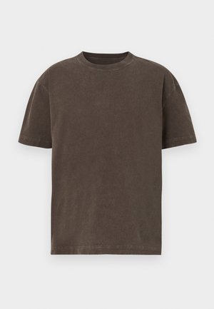 T-shirt marron foncé à manches courtes en tissu doux. Il dispose d'un col rond et d'une coupe décontractée, avec une texture lisse et un design minimaliste.