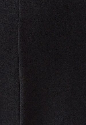 Tessuto nero con una superficie liscia, caratterizzato da una finitura leggermente opaca. Il materiale appare leggero e flessibile, senza alcun motivo visibile.