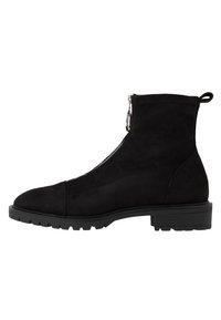 Bottes cheville en suède noir avec une fermeture éclair sur le côté, bout rond et semelle texturée. Dotées d'une languette à l'arrière et d'un talon épais.