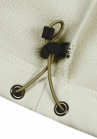 Beige fleece stof med syet kant, en snor trukket gennem metaløjer, og en sort plastik snorretræk som sikrer snoren.
