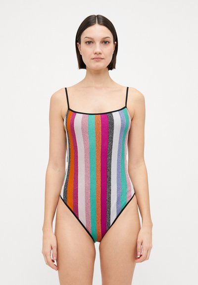 Multifarvet heldragt badedragt med tynde sorte stropper. Har lodrette striber i nuancer af pink, lilla, teal, orange og sølv.
