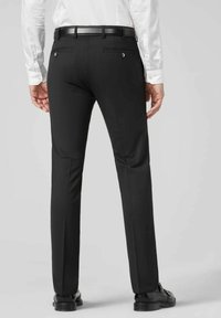 Schwarze Hosen mit Slim-Fit-Design, glattem Stoff, zwei Gesäßtaschen mit silbernen Knöpfen und einem Bund mit einem schwarzen Ledergürtel.