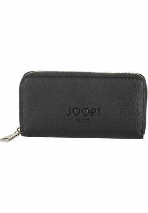 Portafoglio in pelle nera con superficie texture, chiusura con zip, logo in rilievo "JOOP! JEANS" e un accento in metallo argentato sul tirante della zip.