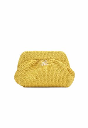 Lille gul strikket clutch-taske med sølv monogramlogo på hvid baggrund.