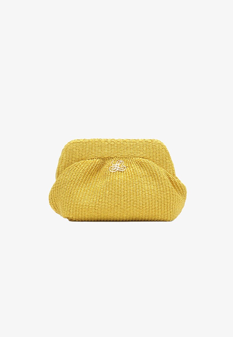 Petite pochette jaune tricotée avec un logo monogramme argenté sur fond blanc.
