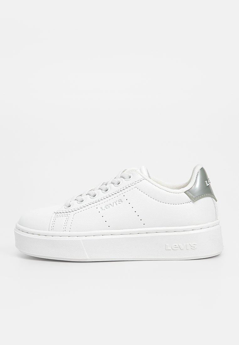 Baskets blanches avec semelle plateforme, fabriquées en cuir lisse. Présentent des accents argentés au niveau du talon et six paires d'œillets pour les lacets.