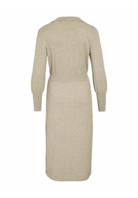 Robe beige à manches longues en tricot avec taille cintrée, poignets côtelés et col, vue de dos.