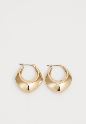 Gullige hoops med en blank overflate, med et buet, skulpturelt design. Hver ørering har en hengslet lukking.