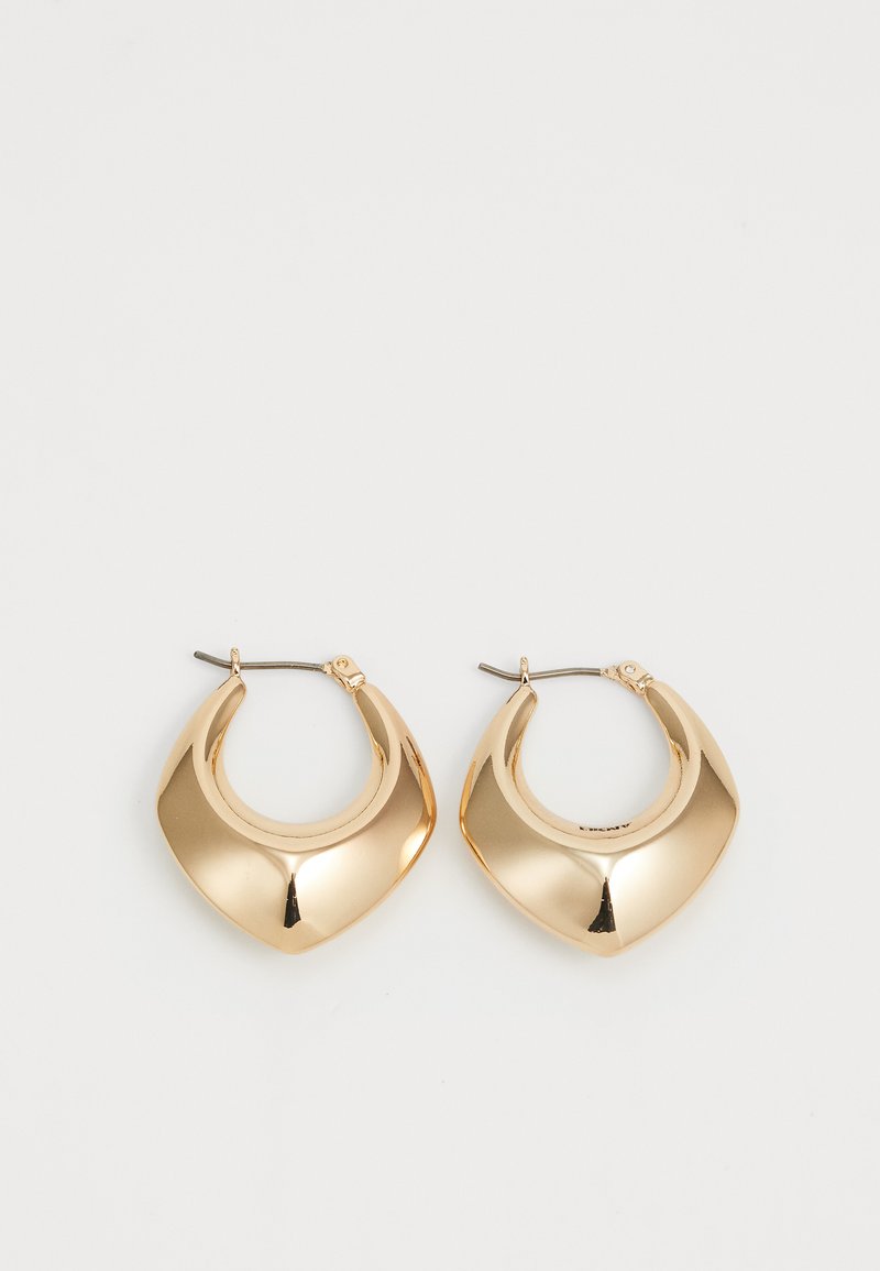 Gullige hoops med en blank overflate, med et buet, skulpturelt design. Hver ørering har en hengslet lukking.
