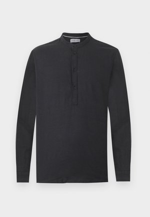 Camisa negra de manga larga con cuello mandarín y tapeta con cuatro botones, mostrada sobre un fondo blanco liso.