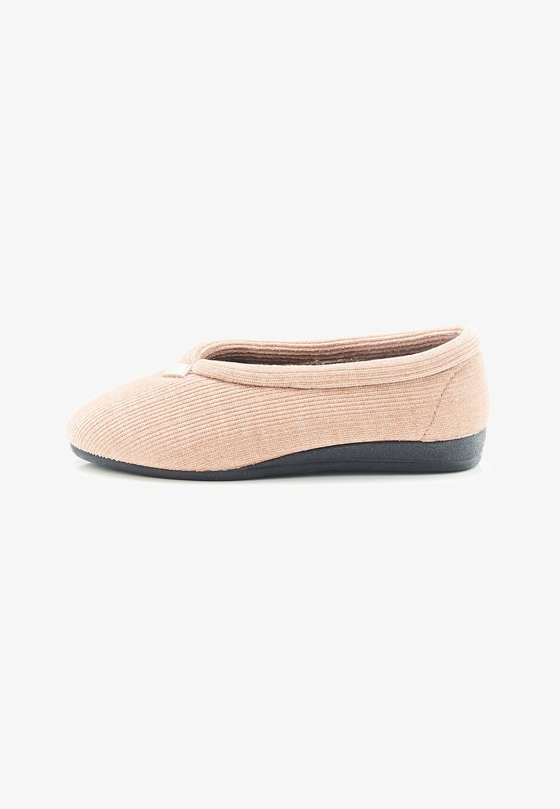 Calzature piatte con una parte superiore in morbido tessuto beige testurizzato e una suola in gomma nera. Design con punta arrotondata e dettaglio di bordatura cucita.
