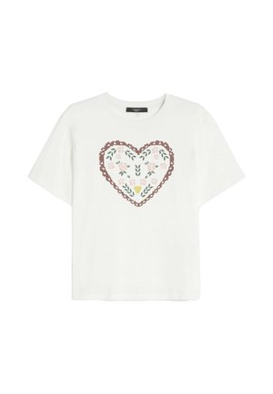 T-shirt bianca a maniche corte con collo rotondo, con un motivo floreale a forma di cuore nei colori rosa, verde e marrone sul petto.