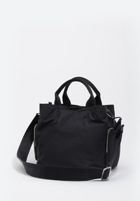 Czarna nylonowa torba na ramię z podwójnymi uchwytami i odpinanym paskiem na ramię. Posiada kieszenie na zamek, usztywniony kształt i gładką fakturę.