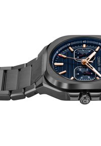 Orologio in metallo con cassa in acciaio inossidabile nero, quadrante testurizzato blu, lancette in rosa oro, sottodial e bracciale a maglie. Presenta una corona sul lato.