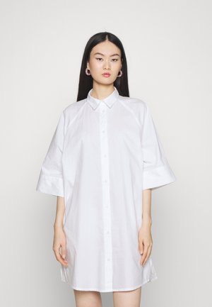 HILLEVI DRESS - Haljina-majica - white light