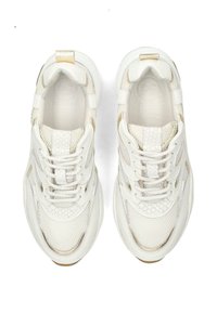Sneaker bianchi con mesh testurizzato e dettagli in stampa pitone finta. Presentano un design con lacci e un colletto imbottito per il comfort.