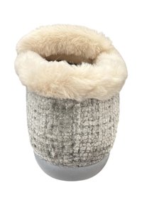 Grijze gebreide slipper met een zachte beige nepbonten boord, ronde vorm, textuur body en een platte grijze rubberen zool. Ideaal voor gebruik binnenshuis.