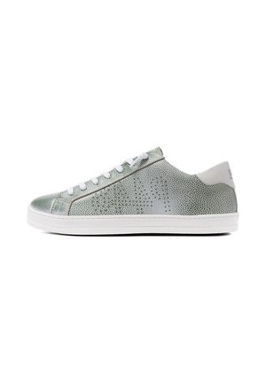 Zapatilla deportiva baja con suela blanca y parte superior verde texturizada con cordones, vista de lado sobre un fondo blanco.