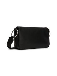 Bolso rectangular negro hecho de cuero suave con fondo plano, correa de tela ajustable y detalles de metal plateado.