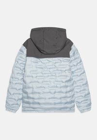 Svietlo modrá puffa bunda so šedou kapucňou a horným panelom, s prešívanou textúrou a elastickými manžetami.