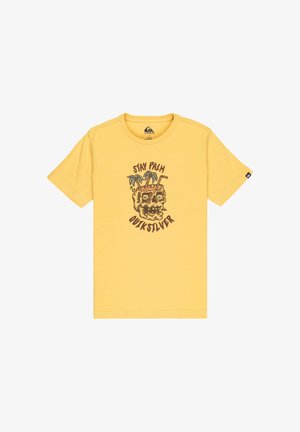 Camiseta de algodón amarilla con mangas cortas que presenta un gráfico negro de una calavera rodeada de palmeras y el texto "Stay Palm Quiksilver".
