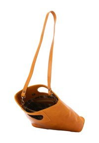 Leder-Tragetasche in lebhaftem Orange mit langem Schulterriemen, offenem Oberteil, abgerundeter Silhouette und kariertem Innenfutter.