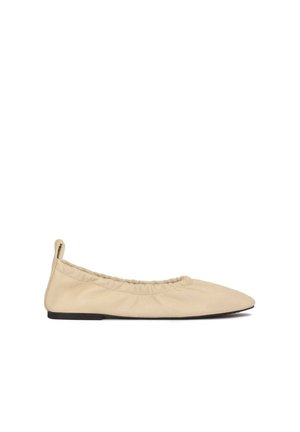 Beežid nahast ballerina kingad, millel on volditud elastne ava, terav varvas ja lame tald. Pehme tekstuur ja minimalistlik disain.