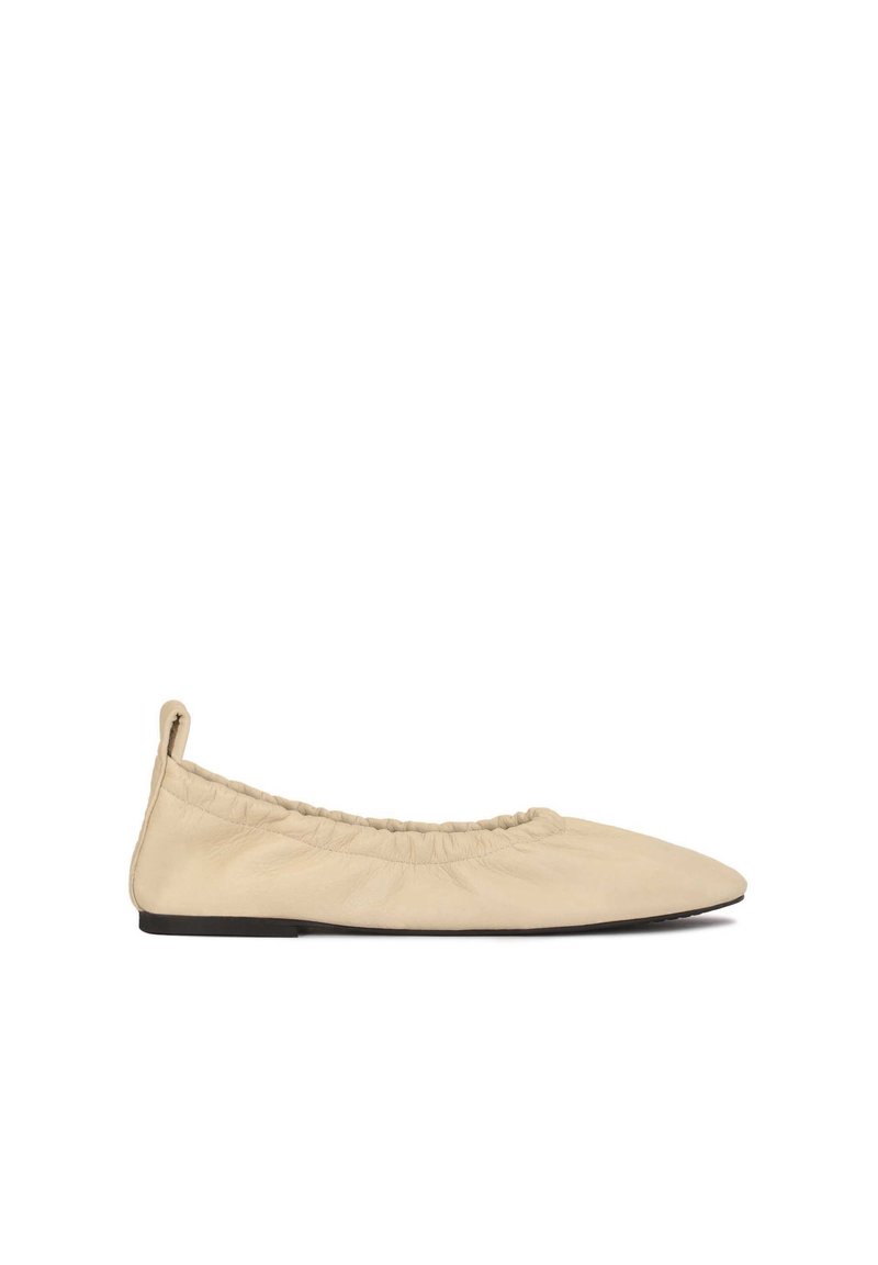 Beige Leder-Ballerinas mit einem gerafften elastischen Einstieg, spitzer Zehenform und flacher Sohle. Weicher Textur mit einem minimalistischen Design.