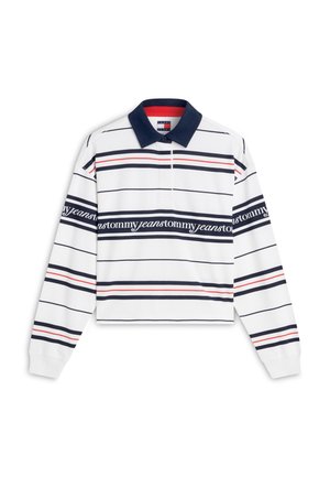 Polo blanco de manga larga con cuello azul marino, franjas horizontales azul marino y rojas, y texto repetido "tommy jeans" en el pecho y las mangas.