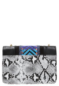 Sort læder clutch taske med et multicolor vævet accent og en sølvfarvet slangeprint nederste sektion med geometriske mønstre. Detaljer i guld hardware.